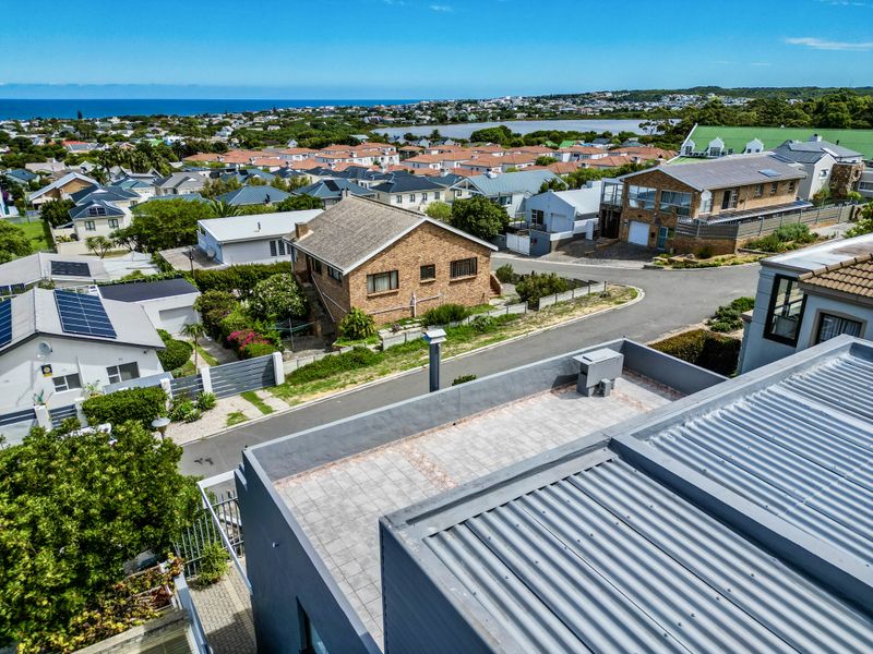 Elevated ocean & mountain views with dual-living potential in Onrus cul-de-sac. - Photo 4