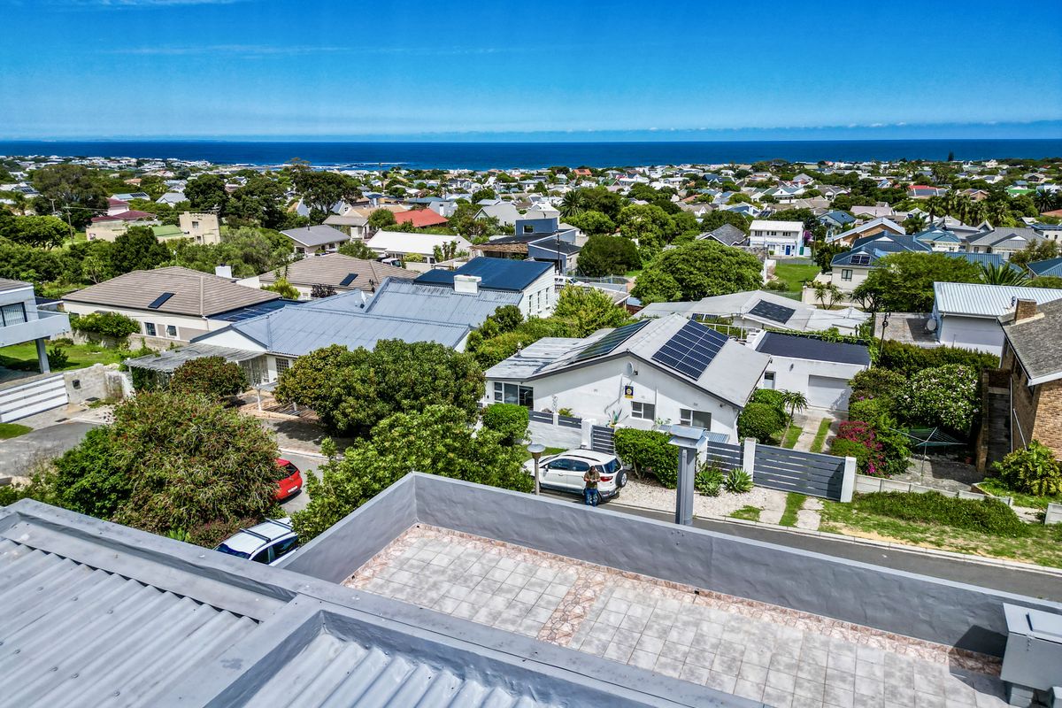 Elevated ocean & mountain views with dual-living potential in Onrus cul-de-sac. - Photo 3