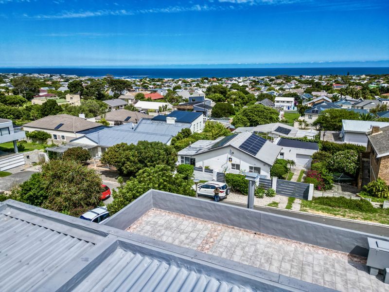 Elevated ocean & mountain views with dual-living potential in Onrus cul-de-sac. - Photo 3