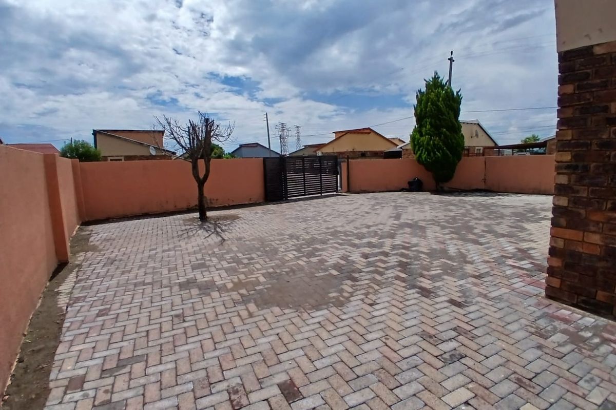 Three Bedroom House for Sale in Seraleng - Photo 2