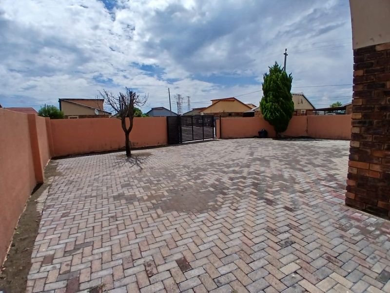 Three Bedroom House for Sale in Seraleng - Photo 2