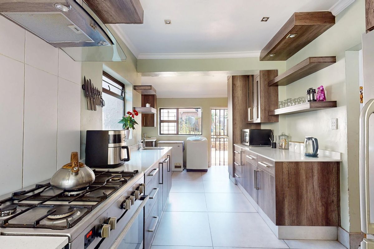 Family Living at Its Finest in Klippoortje Germiston – With Flatlet Starting to Bid from R1 500 000 - Photo 2