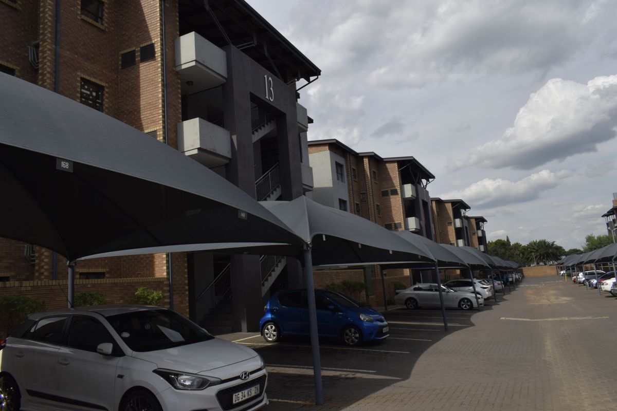 Modern 2 bedrooms and 2 bathrooms for sale in Jansen Park - Photo 2