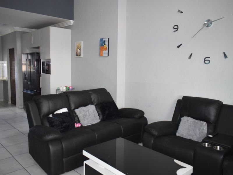 Modern 2 bedrooms and 2 bathrooms for sale in Jansen Park - Photo 8