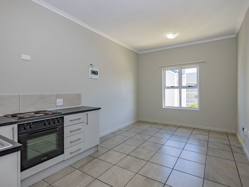 2-Bedroom Apartments in Papegaaiberg Complex! - Photo 5