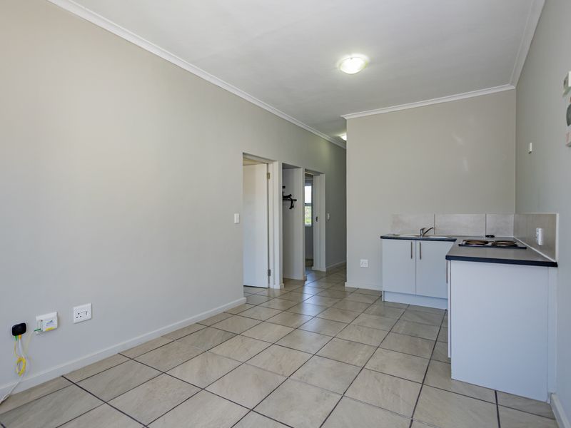 2-Bedroom Apartments in Papegaaiberg Complex! - Photo 4