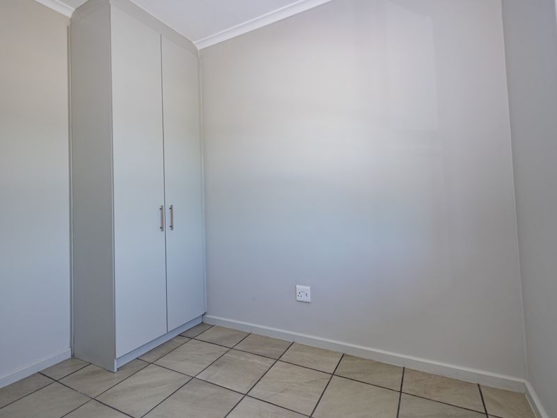 2-Bedroom Apartments in Papegaaiberg Complex! - Photo 8