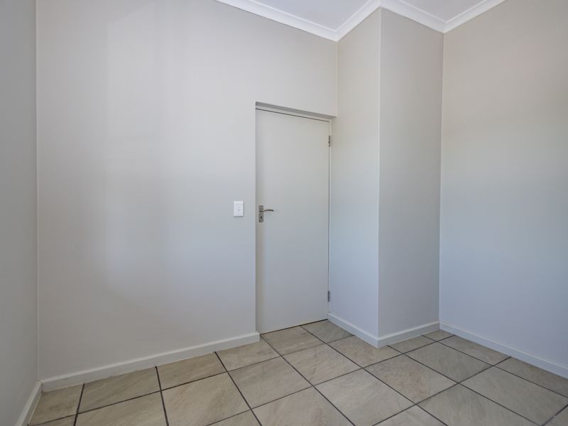 2-Bedroom Apartments in Papegaaiberg Complex! - Photo 7