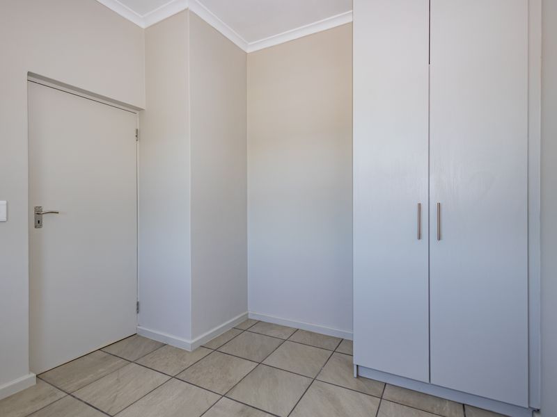 2-Bedroom Apartments in Papegaaiberg Complex! - Photo 6