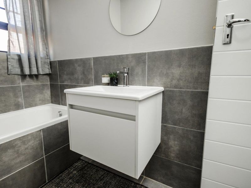 2-Bedroom, 1-Bathroom Apartment from R842,000 | Save Up to R100,000 on Transfer Costs + First Year L - Photo 3