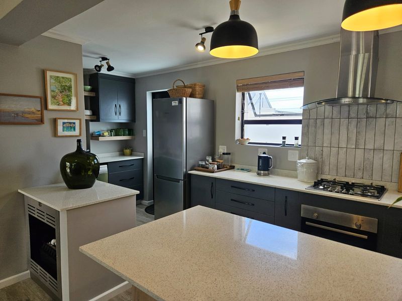 Elegant Coastal Living in the Sought-After Harbour Area – Perfect for Senior Buyers - Photo 6