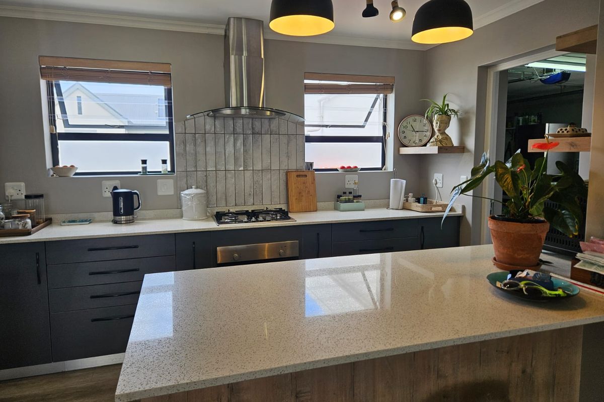 Elegant Coastal Living in the Sought-After Harbour Area – Perfect for Senior Buyers - Photo 5