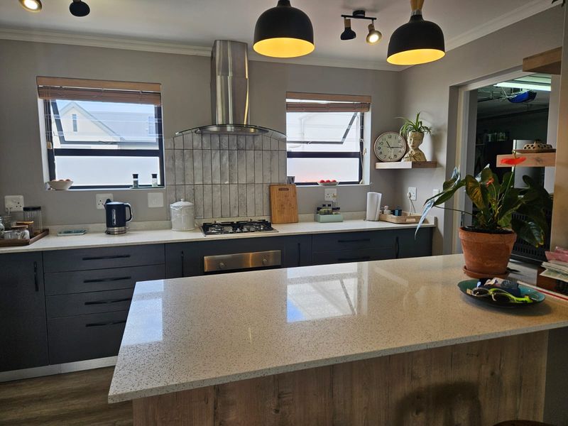 Elegant Coastal Living in the Sought-After Harbour Area – Perfect for Senior Buyers - Photo 5