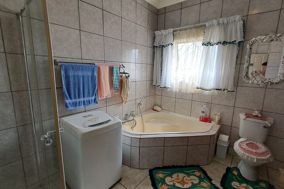 Perfect Lock-Up-and-Go: Ground Floor Apartment with Double Carport - Photo 3