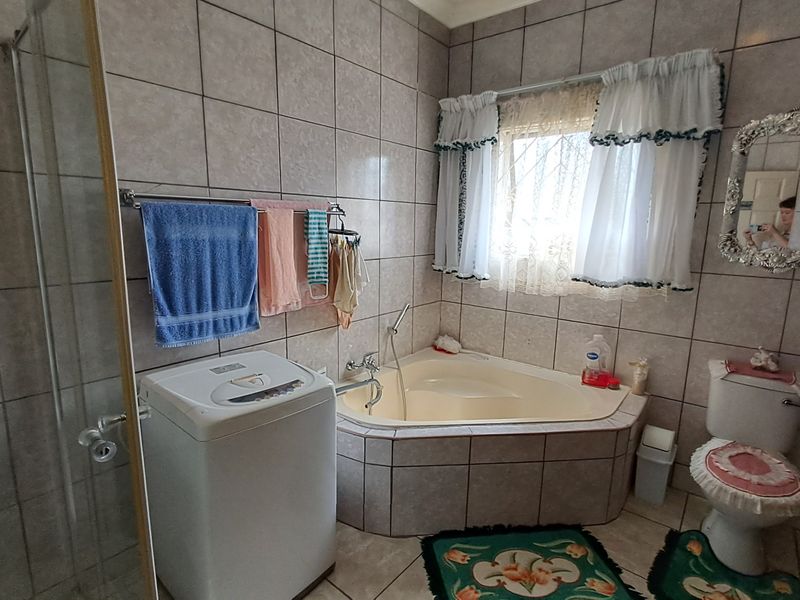 Perfect Lock-Up-and-Go: Ground Floor Apartment with Double Carport - Photo 3