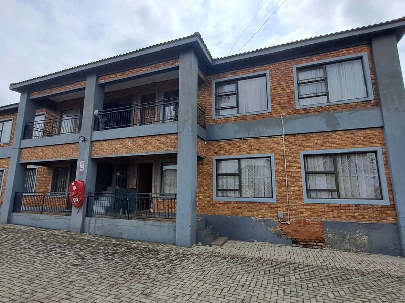 Perfect Lock-Up-and-Go: Ground Floor Apartment with Double Carport - Photo 8