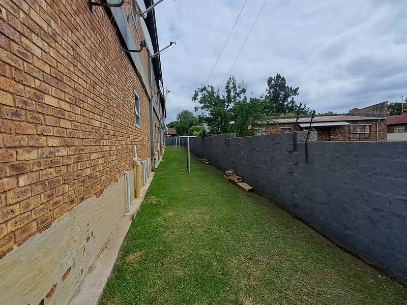 Perfect Lock-Up-and-Go: Ground Floor Apartment with Double Carport - Photo 7