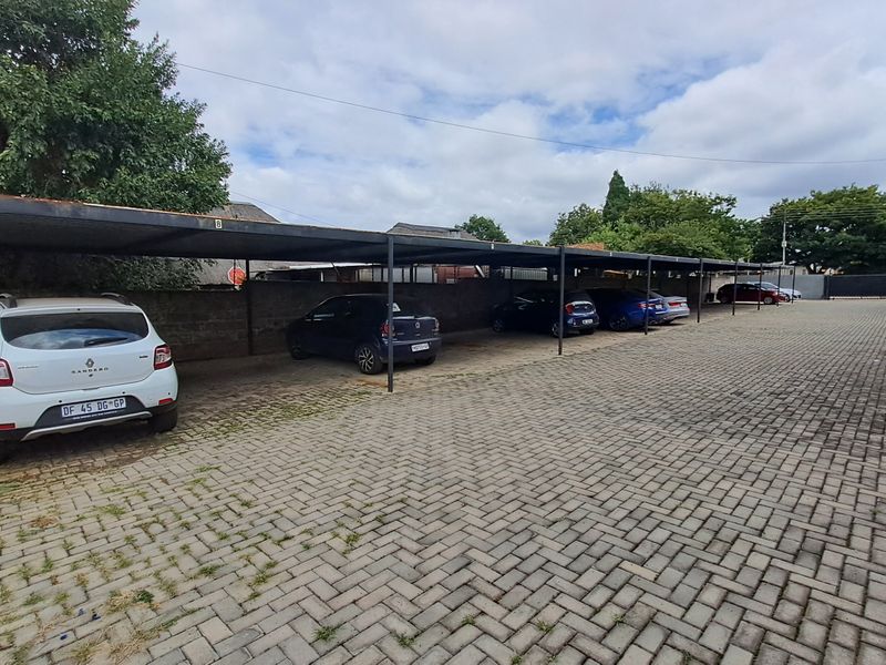 Perfect Lock-Up-and-Go: Ground Floor Apartment with Double Carport - Photo 6