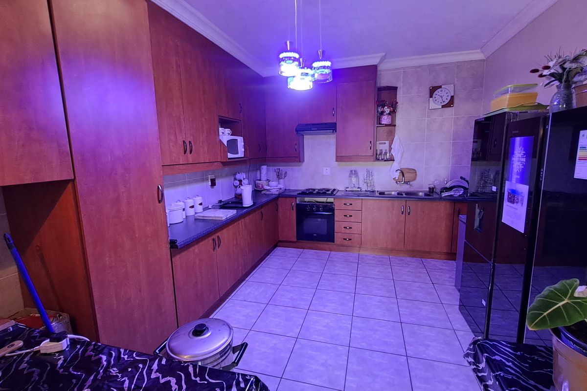 Perfect Lock-Up-and-Go: Ground Floor Apartment with Double Carport - Photo 2