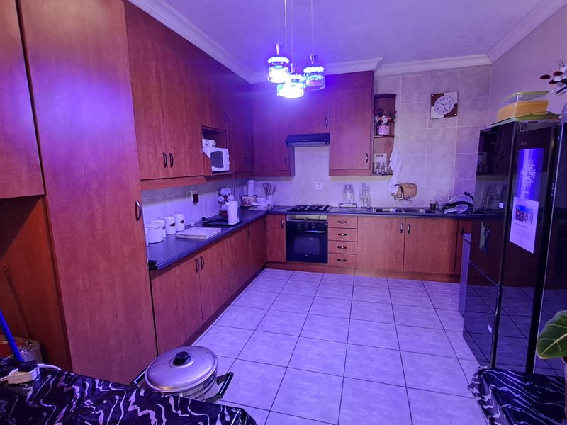 Perfect Lock-Up-and-Go: Ground Floor Apartment with Double Carport - Photo 2