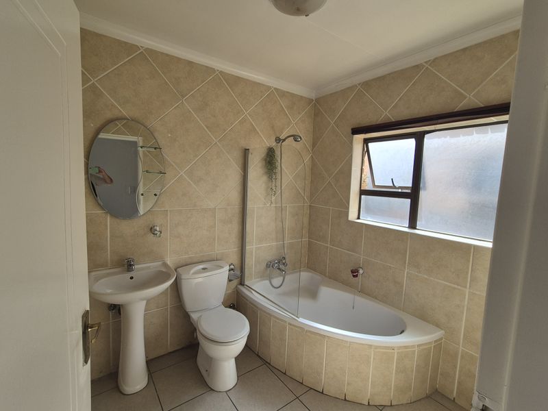 Wake Up to Stunning Views – Trendy Apartment Living! - Photo 8