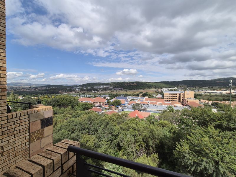 Wake Up to Stunning Views – Trendy Apartment Living! - Photo 6