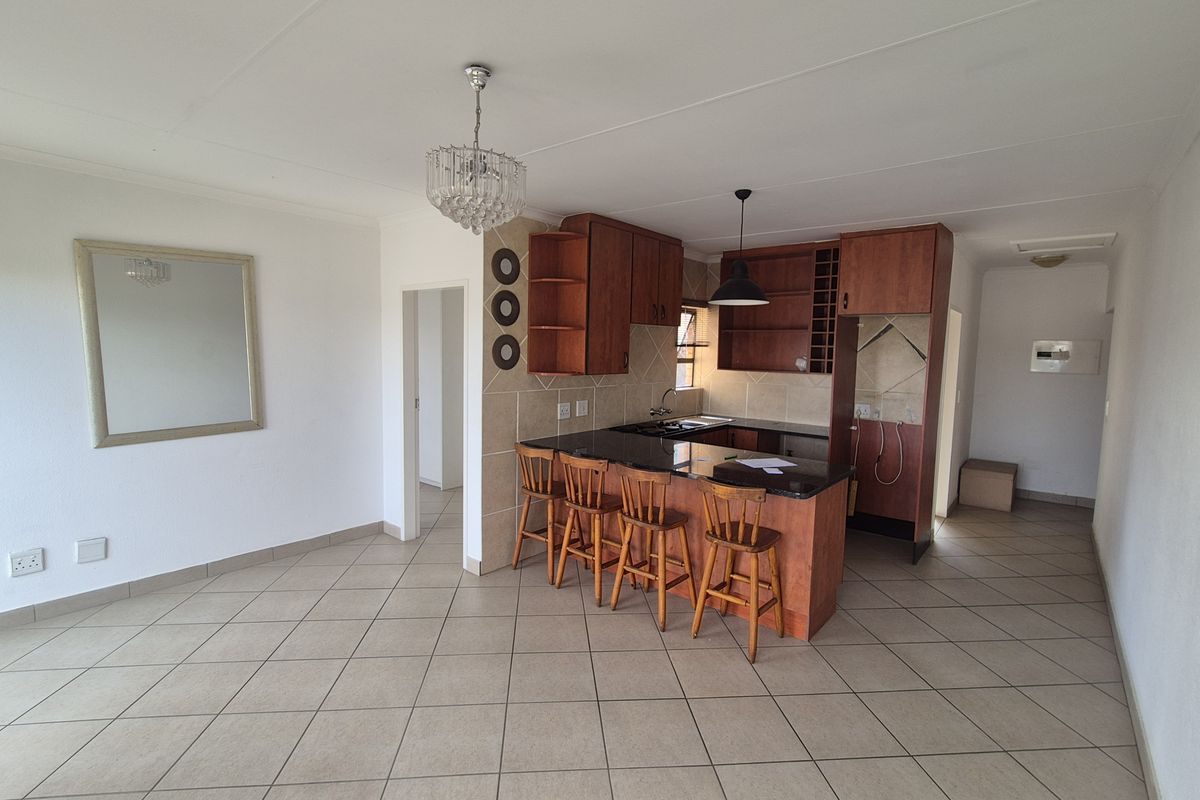 Wake Up to Stunning Views – Trendy Apartment Living! - Photo 2