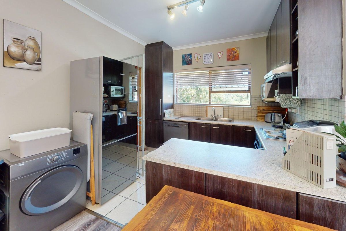 2 Bedroom Townhouse in Crestview Villas - Photo 2