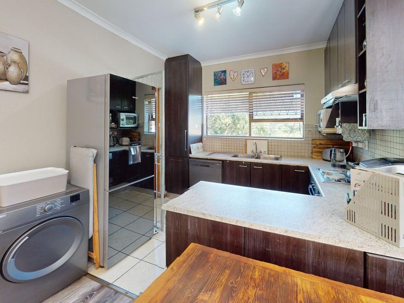 2 Bedroom Townhouse in Crestview Villas - Photo 2