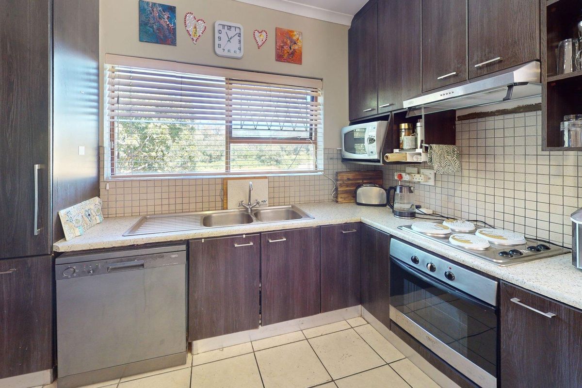 2 Bedroom Townhouse in Crestview Villas - Photo 3