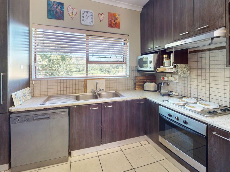 2 Bedroom Townhouse in Crestview Villas - Photo 3