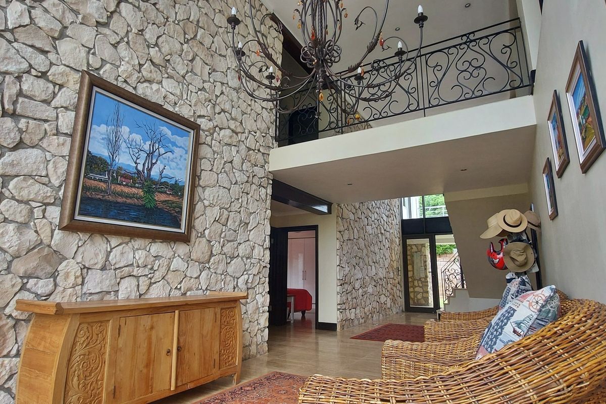 Spacious Coastal Retreat - Photo 2