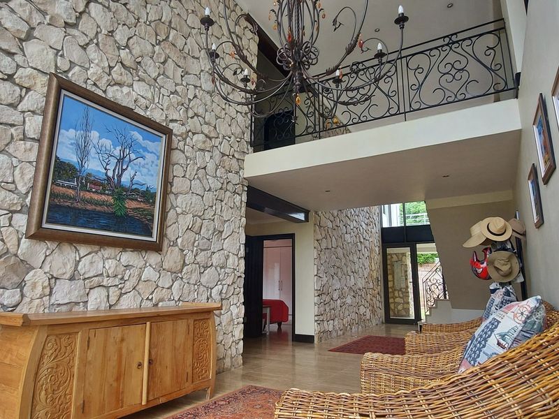 Spacious Coastal Retreat - Photo 2