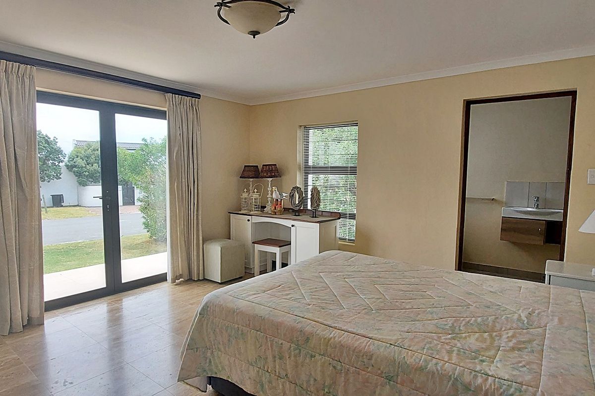 Spacious Coastal Retreat - Photo 4