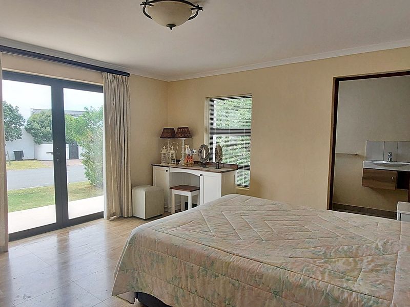 Spacious Coastal Retreat - Photo 4