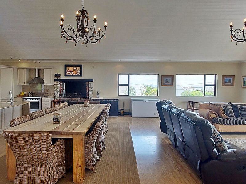 Spacious Coastal Retreat - Photo 10