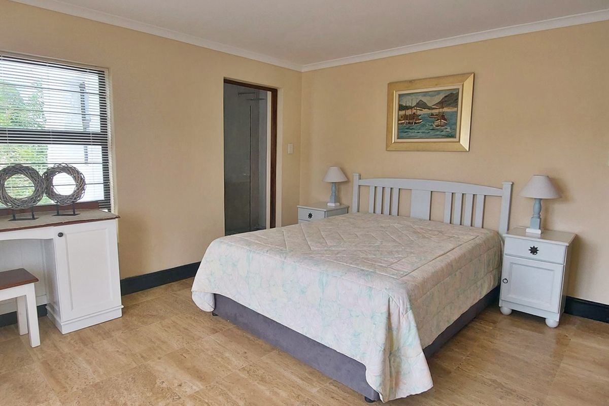 Spacious Coastal Retreat - Photo 3