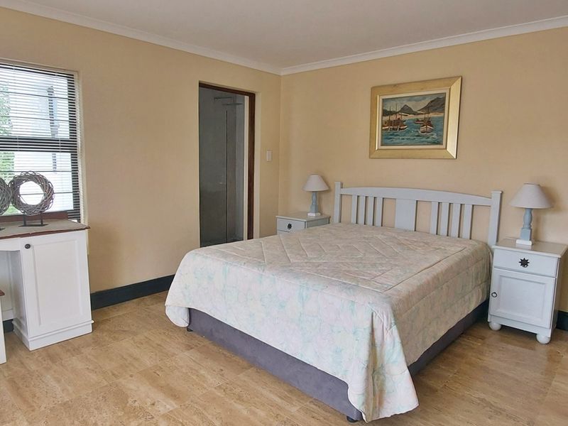 Spacious Coastal Retreat - Photo 3