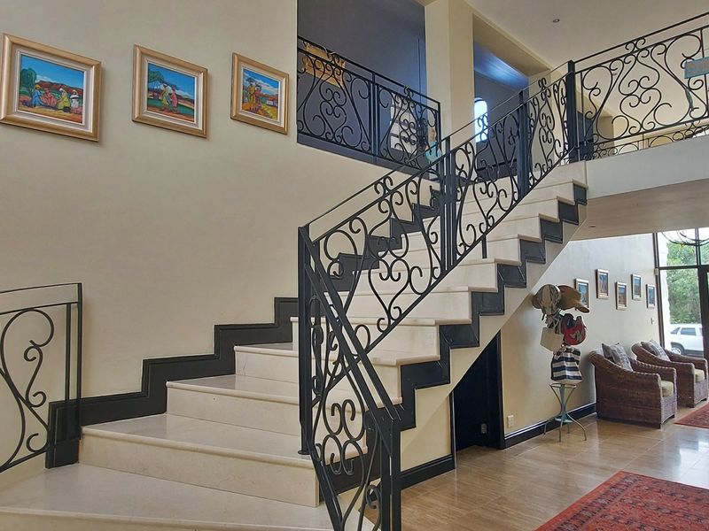 Spacious Coastal Retreat - Photo 9