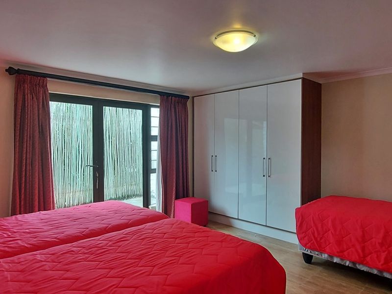 Spacious Coastal Retreat - Photo 7