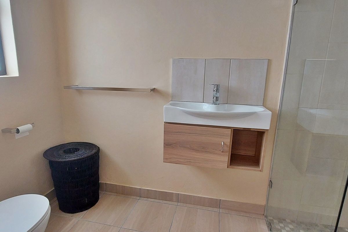 Spacious Coastal Retreat - Photo 5