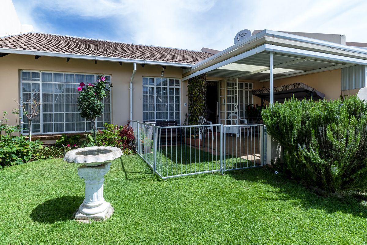 Well-Secured 2 Bedroom Townhouse in Protea Retirement Village – Die Wilgers - Photo 2