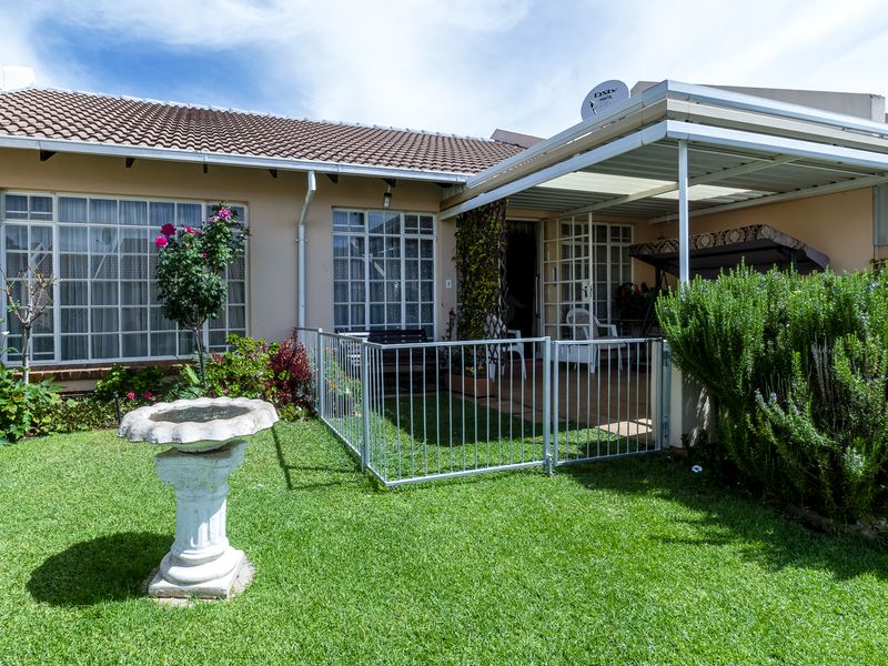 Well-Secured 2 Bedroom Townhouse in Protea Retirement Village – Die Wilgers - Photo 2