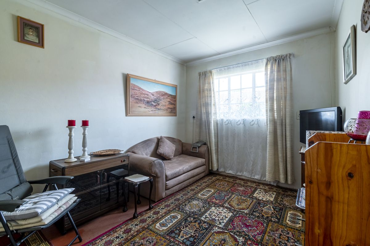 Well-Secured 2 Bedroom Townhouse in Protea Retirement Village – Die Wilgers - Photo 5