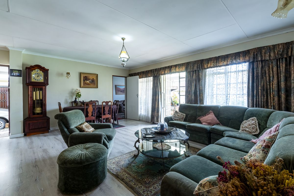 Well-Secured 2 Bedroom Townhouse in Protea Retirement Village – Die Wilgers - Photo 4