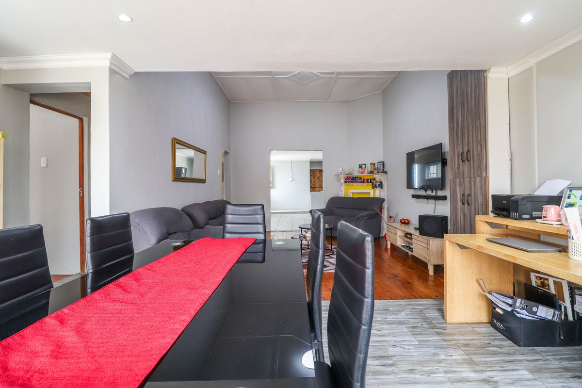 Corner Plot Charm with Endless Potential & Prime Location” - Photo 5