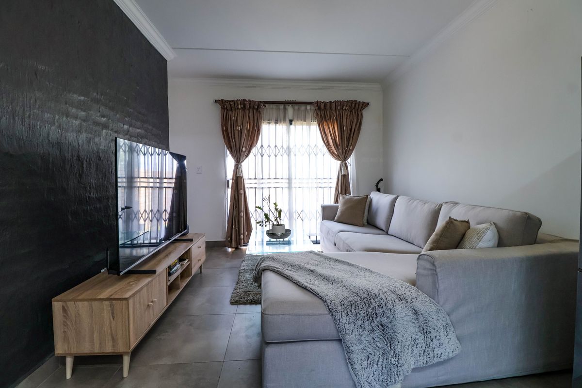 Bidding to start from R1 000 000!! Live Auction! 3 Bedroom Townhouse in Thatchfield Estate - Photo 5