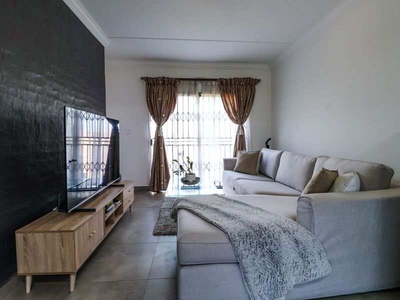 Bidding to start from R1 000 000!! Live Auction! 3 Bedroom Townhouse in Thatchfield Estate - Photo 5