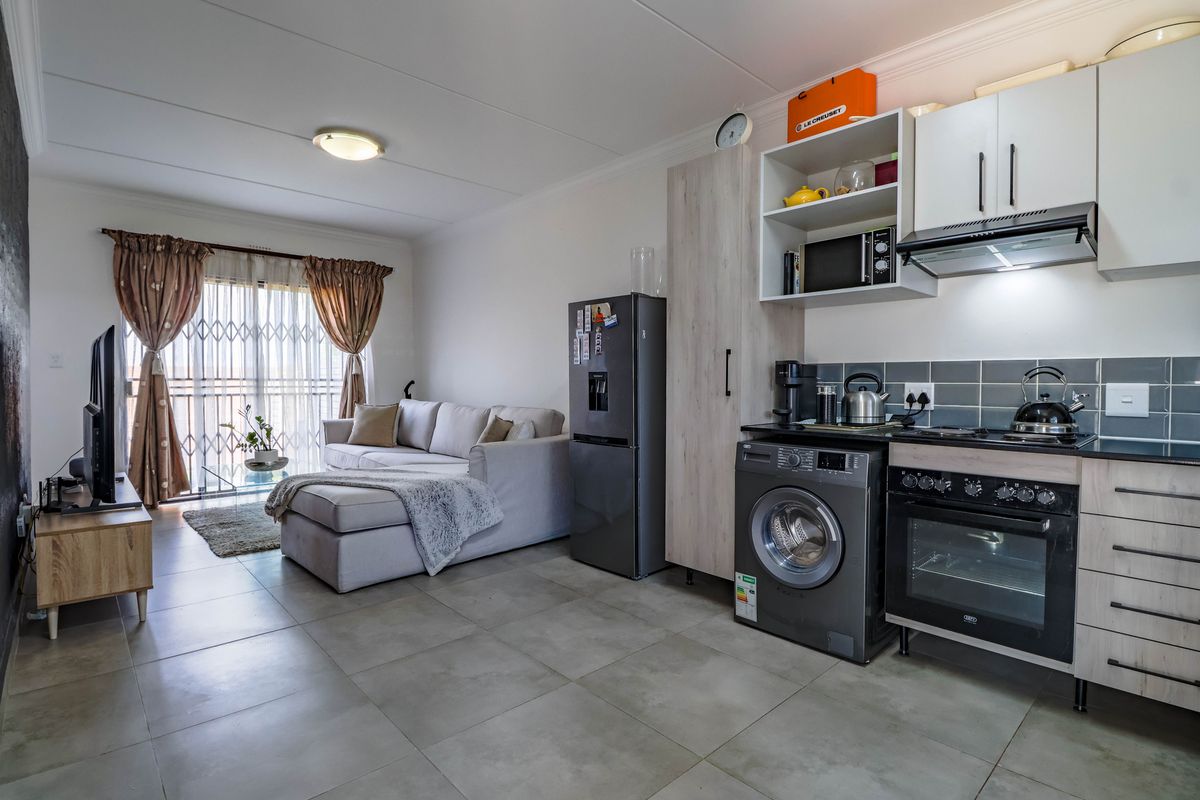 Bidding to start from R1 000 000!! Live Auction! 3 Bedroom Townhouse in Thatchfield Estate - Photo 4