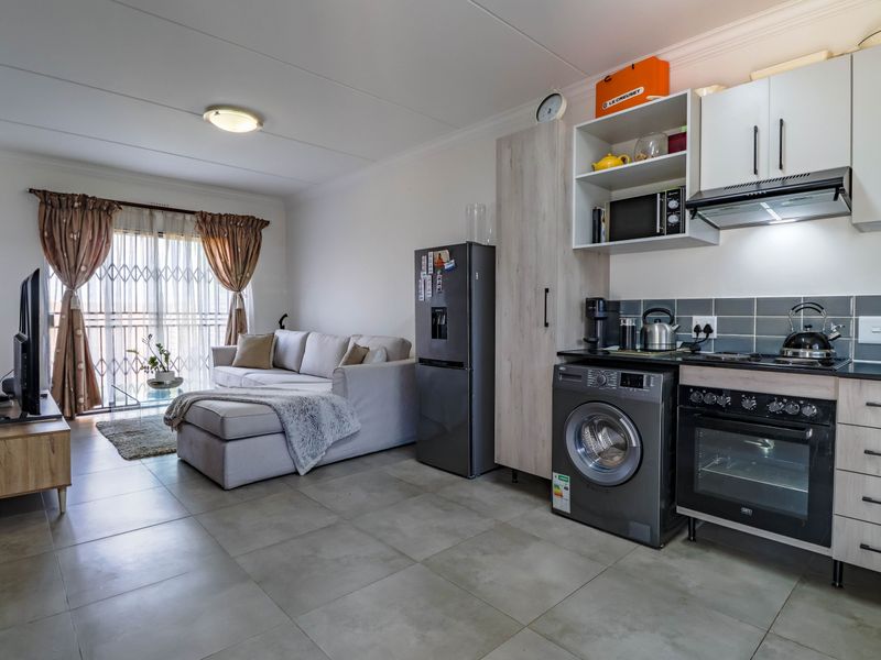 Bidding to start from R1 000 000!! Live Auction! 3 Bedroom Townhouse in Thatchfield Estate - Photo 4